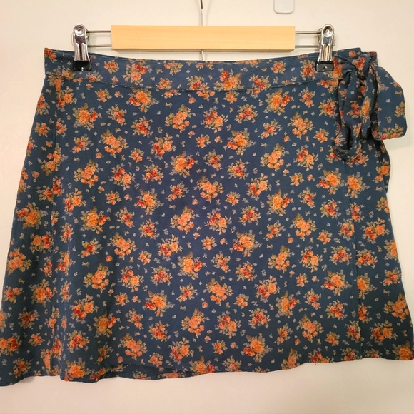 American Eagle Outfitters Dresses & Skirts - American Eagle Floral Mini Skirt, Size Large